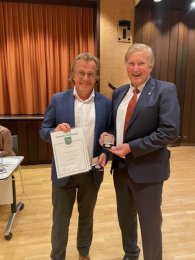 Dr. Andreas Costard mit Bürgervorsteher Mathias Schwenck mit der Ehrennadel in Gold