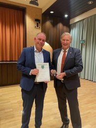 Carsten Pieck mit Bürgervorsteher Mathias Schwenck mit der Ehrennadel in Bronze