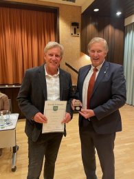 Axel Pitschmann mit Bürgervorsteher Mathias Schwenck mit der Ehrennadel in Bronze