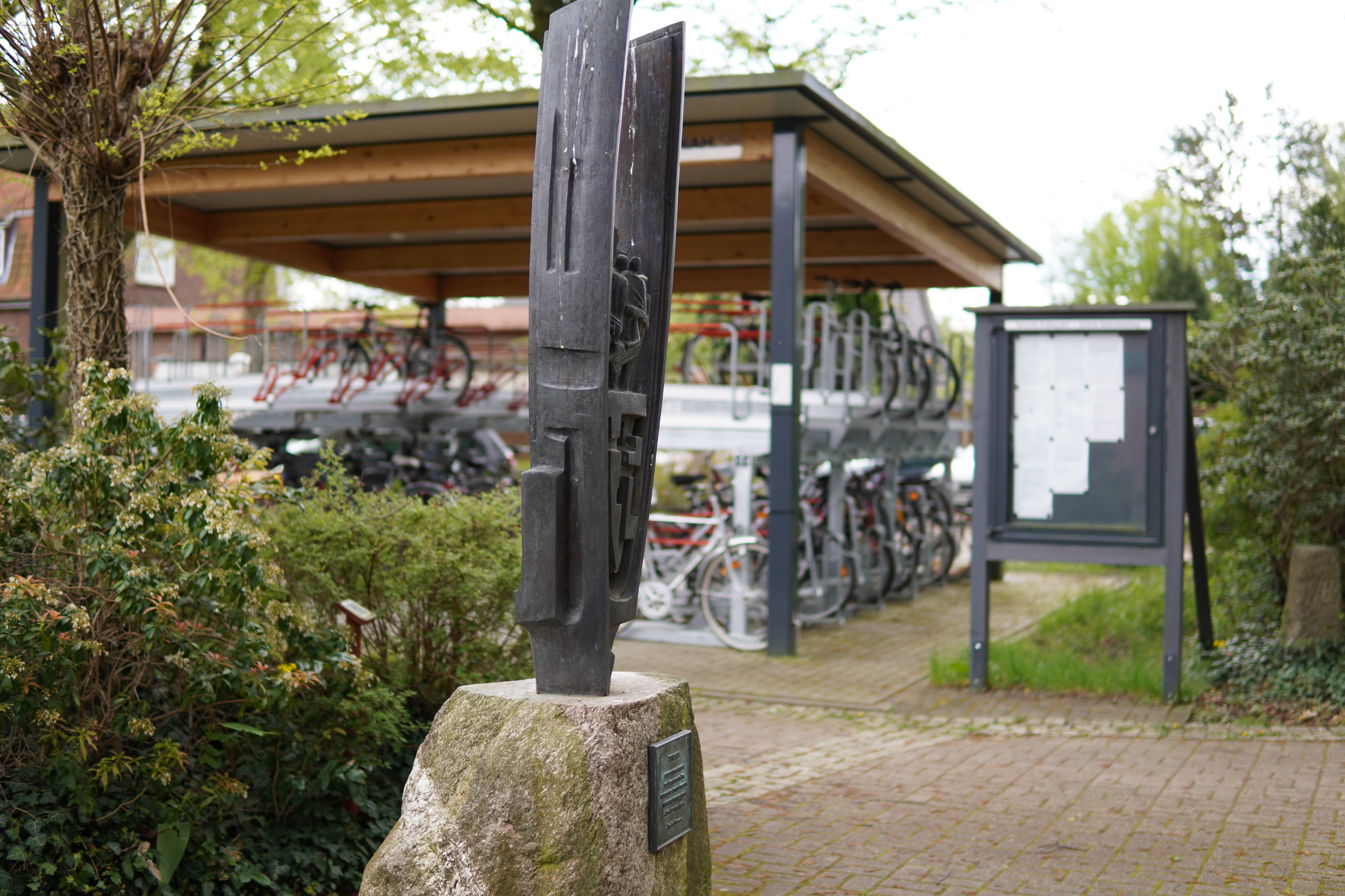 Ein Kunstwerk steht vor einem Fahrradständer