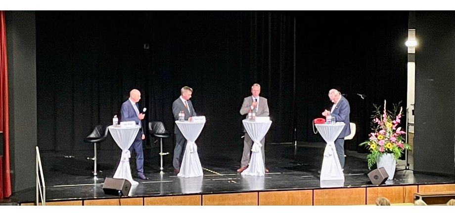 Die drei Kandidaten für die Bürgermeisterwahl 2025 stellen sich um Forum des EvB vor.